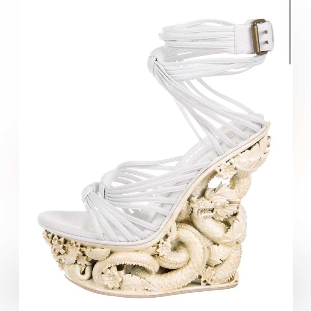 ISOOO!! Emilio Pucci Dragon heels